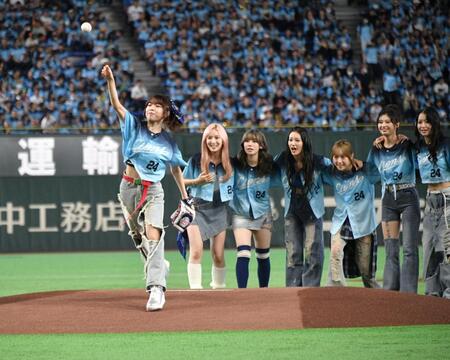 セレモニアルピッチを務めるＭ：ＩのＴＳＵＺＵＭＩ（撮影・持木克友）