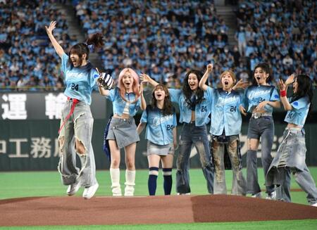 セレモニアルピッチを務めるＭ：ＩのＴＳＵＺＵＭＩ（撮影・持木克友）