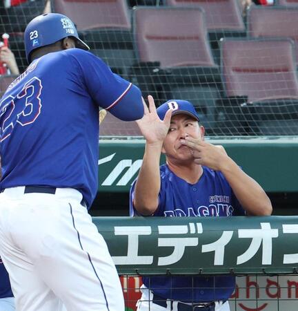 ３回、２ランを放ったサノーを迎える井上監督（右）＝撮影・北村雅宏