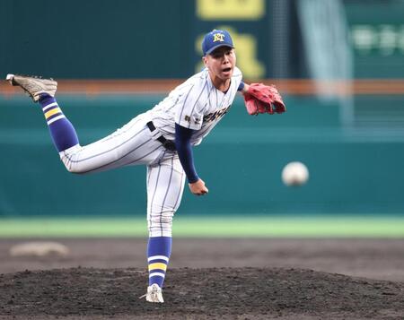 ５回、力投する先発投手の健大高崎・石垣聡志（撮影・中田匡峻）