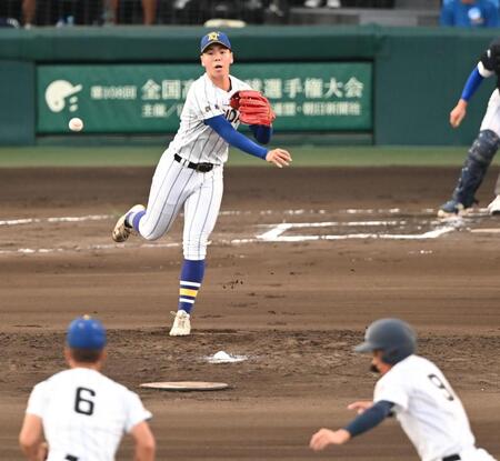 ６回、けん制で二走の有明・山崎暁斗（右手前）をアウトにする健大高崎・石垣聡志（撮影・高部洋祐）