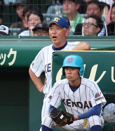 ６回、ベンチから声を出す健大高崎・青柳博文監督（撮影・中田匡峻）