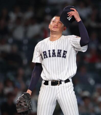 タイブレークの１０回、サヨナラ負けを喫し、マウンド上で呆然とする有明・斉藤遼汰郎（撮影・坂部計介）