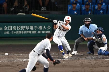 タイブレークの１０回、サヨナラの内野安打を放つ健大高崎・石田雄星（撮影・高部洋祐）