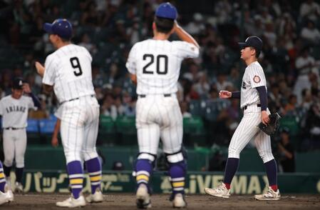 サヨナラ負けを喫し、ガックリの有明・斉藤遼汰郎（右）＝撮影・坂部計介