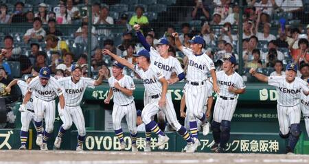 １０回、サヨナラ勝ちに喜ぶ健大高崎ナイン（撮影・中田匡峻）