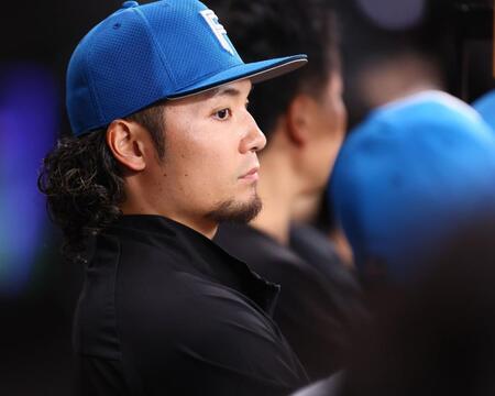 ９回、戦況を見つめる伊藤（撮影・中島達哉）