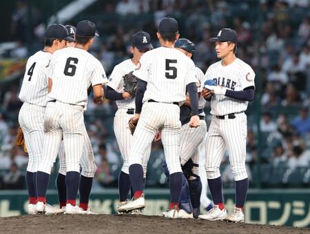 ９回、ピンチで伝令に向かう有明・工修哉（右端）＝撮影・中田匡峻