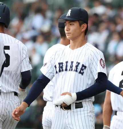 ベンチ前に整列する有明・工修哉（撮影・中田匡峻）