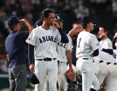 健大高崎に敗れ、悔しそうな有明・高見一茂監督（撮影・中田匡峻）