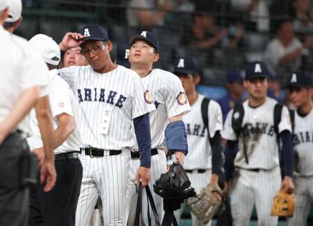 準決勝進出ならず、ガックリと引き揚げる有明ナイン（撮影・坂部計介）