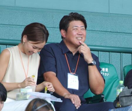 横浜対花巻東戦を観戦する松坂大輔氏（右）＝撮影・坂部計介