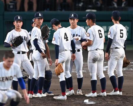 ９回、マウンドに伝令に向かった有明・工修哉（右から３人目）＝撮影・高部洋祐