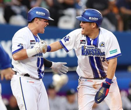 １回、宮崎の２点適時二塁打で一塁から生還し、牧（左）に迎えられる筒香（撮影・伊藤笙子）
