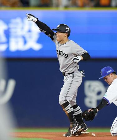 ８回、左中間へ適時二塁打を放ち、塁上で喜ぶ佐々木（撮影・伊藤笙子）