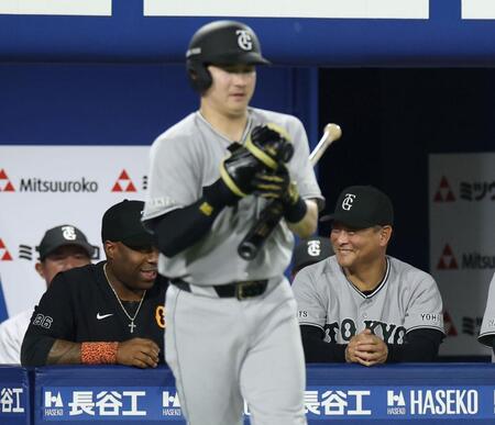９回、泉口（手前）のプロテクターを修理したウィーラーコーチ（左）に笑みを見せる橋上監督代行（撮影・伊藤笙子）