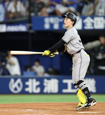 ５回、左犠飛を打ち上げる浦田（撮影・伊藤笙子）