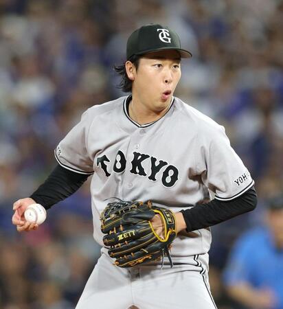 ５回、京田の打球を捕り、驚いた表情の山崎（撮影・伊藤笙子）