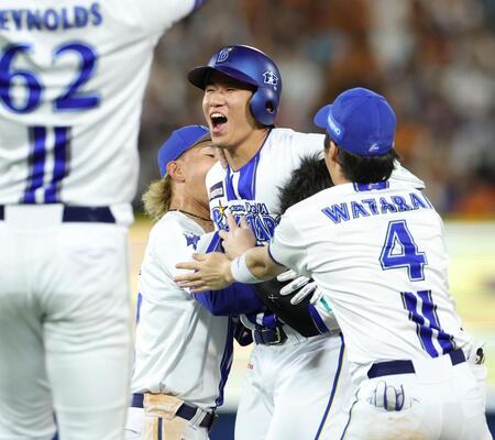 ９回、サヨナラ打を放ち、ナインに歓迎される宮下（中央）＝撮影・伊藤笙子