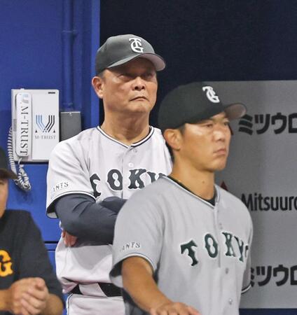 ９回裏、ベンチで厳しい表情を見せる橋上監督代行