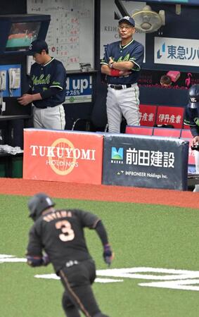 ９回、大山のサヨナラ弾をベンチから見つめる池山監督（撮影・飯室逸平）