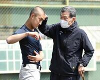 　センバツ決勝前に織田（左）を指導する渡辺元智さん＝２５年３月