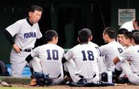 　ナインを座らせ指示を出す横浜・渡辺監督（左端）＝相模原球場（撮影・村中拓久）