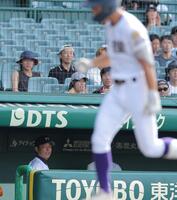 ２回、先制ソロを放った天理・金本相有（手前）を見つめる三重・沖田展男監督（撮影・西田忠信）