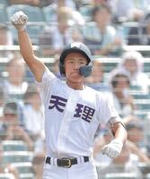 ９回、適時三塁打を放った天理・金本相有（撮影・西田忠信）