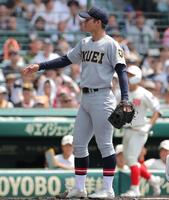 １回、荒井優聖の振り逃げで智弁和歌山・長友悠成に先制の生還を許した仙台育英・古川諒弥（撮影・西田忠信）