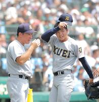 初回に５点を失いベンチに戻る仙台育英・古川諒弥。左は仙台育英・須江航監督（撮影・西田忠信）