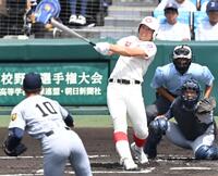 １回、二塁打を放つ智弁和歌山・井本陽太（撮影・高部洋祐）