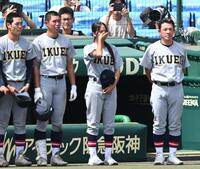智弁和歌山に敗れ涙する仙台育英・星よつはマネジャー（中央）＝撮影・高部洋祐