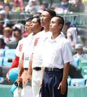 仙台育英に勝利し、校歌を歌う智弁和歌山・中谷仁監督（右から２人目）＝撮影・中田匡峻