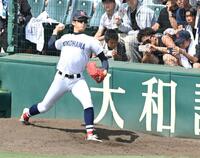 試合前、横浜・織田翔希の投球練習に観客も大注目（撮影・高部洋祐）