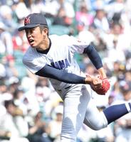 １回、１５５キロの速球を投げ込む横浜・織田翔希（撮影・坂部計介）