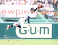３回、花巻東・古城大翔の安打を処理し、本塁に好返球する左翼手の横浜・江坂佳史（撮影・中田匡峻）
