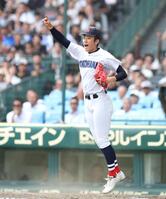 ３回、花巻東・古城大翔に左前打を浴びるも、左翼手・江坂佳史が本塁へ好返球し、得点を許さず笑顔を見せる横浜・織田翔希（撮影・中田匡峻）