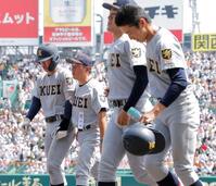 智弁和歌山に敗れ、選手に声をかける仙台育英・須江航監督（左から２人目）＝撮影・西田忠信