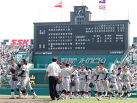 智弁和歌山に敗れ引き揚げる仙台育英ナイン（撮影・西田忠信）