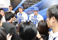 渡辺元智さんとの思い出を語る鈴木コーチ（左）と筒香（撮影・伊藤笙子）