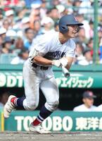 ５回、横浜・安食琥太郎は中前に適時打を放つ（撮影・坂部計介）