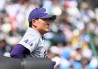 横浜戦を見守る花巻東の佐々木監督