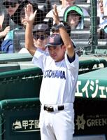 花巻東戦を見守る横浜の村田監督