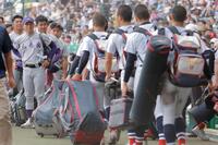 横浜ナインを見送る花巻東・佐々木洋監督ら（撮影・西田忠信）