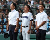 校歌を歌いながら目をつぶる横浜・村田浩明監督（中央）＝撮影・中田匡峻
