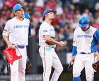３回、３点を失い、マウンドに集まる伊藤（中央）ら日本ハムナイン（撮影・中島達哉）