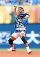 試合前、セレモニアルピッチに登場した角田信朗（撮影・伊藤笙子）