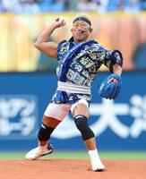 試合前、セレモニアルピッチに登場した角田信朗（撮影・伊藤笙子）