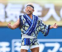 試合前に漢気を注入した角田信朗（撮影・伊藤笙子）